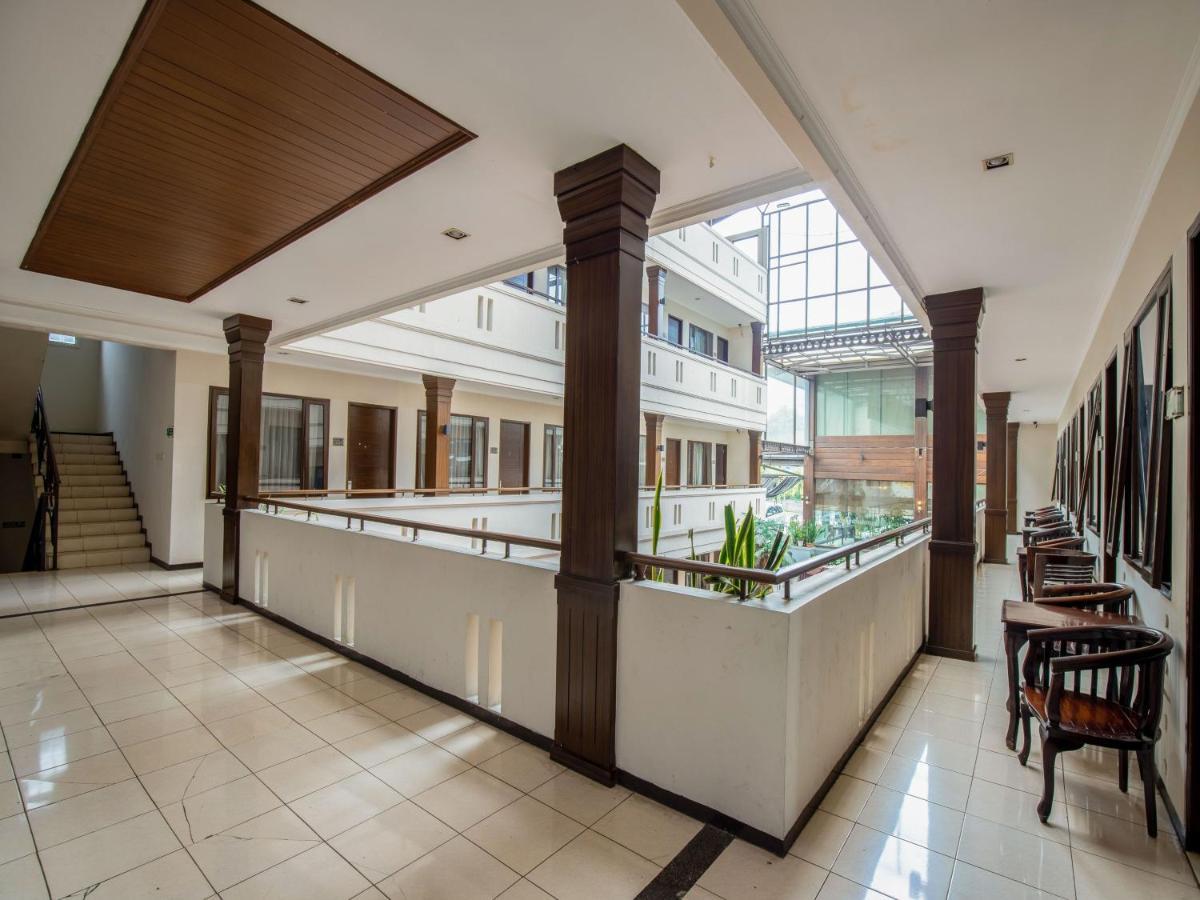 Takashimaya Hotel & Convention Лембанг Екстер'єр фото