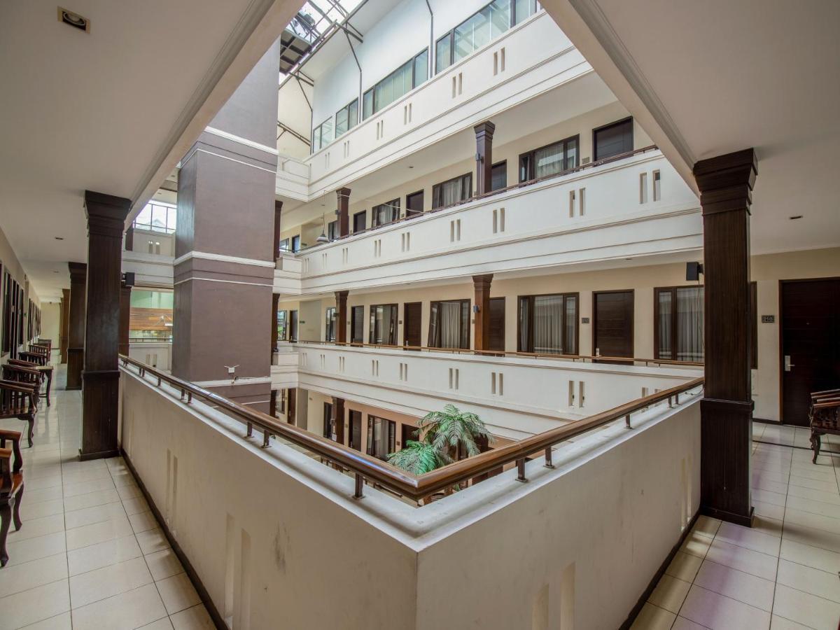 Takashimaya Hotel & Convention Лембанг Екстер'єр фото